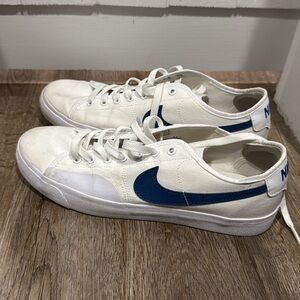 Nike Men's White and Blue Sneakers
